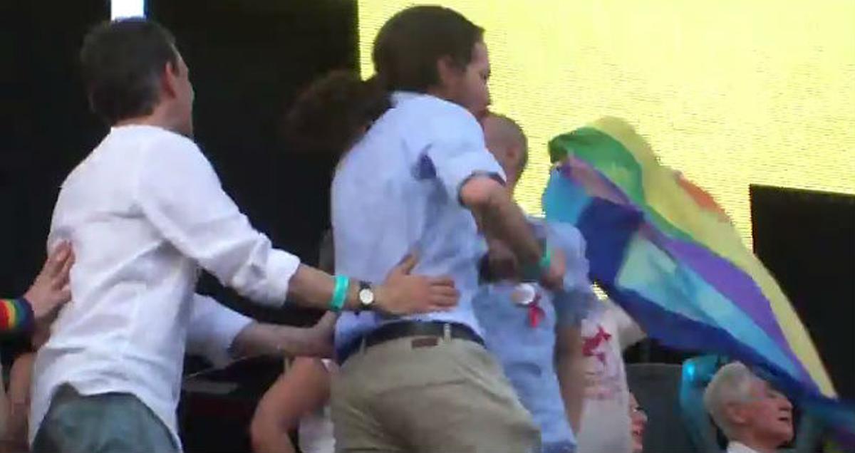 Pablo Iglesias, bailando en la marcha del Orgullo Gay de Madrid