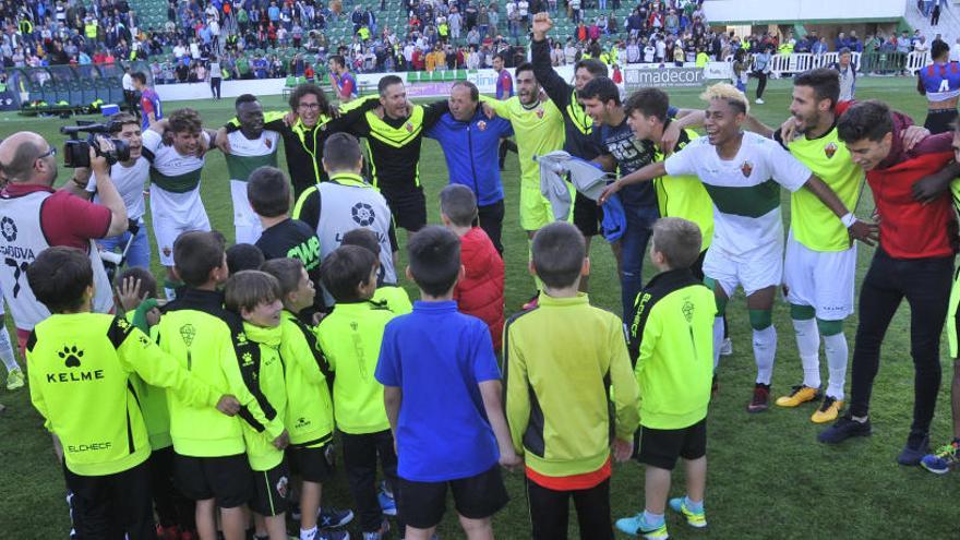 Los componentes del Ilicitano celebran la permanencia en Tercera División