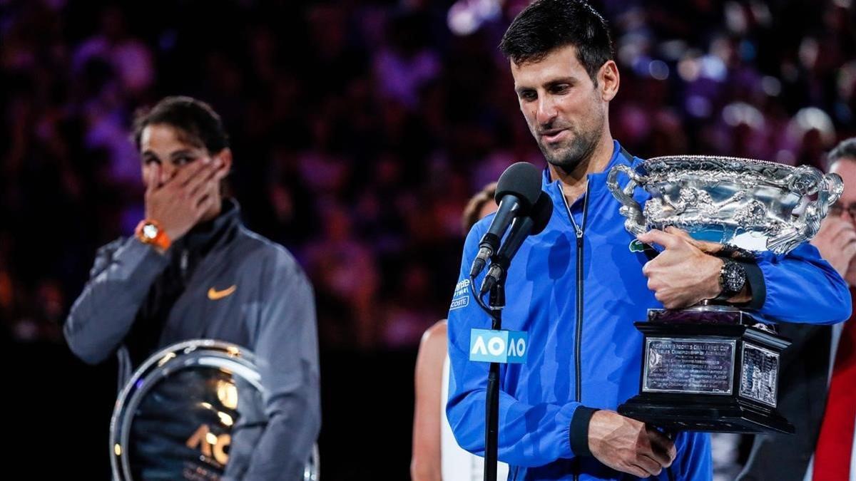 El campeón Djokovic y, en segundo plano, Nadal.