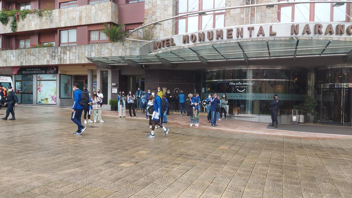 El Oviedo nota el calor de la afición antes de jugar ante el Sabadell: despedida al autobús del equipo