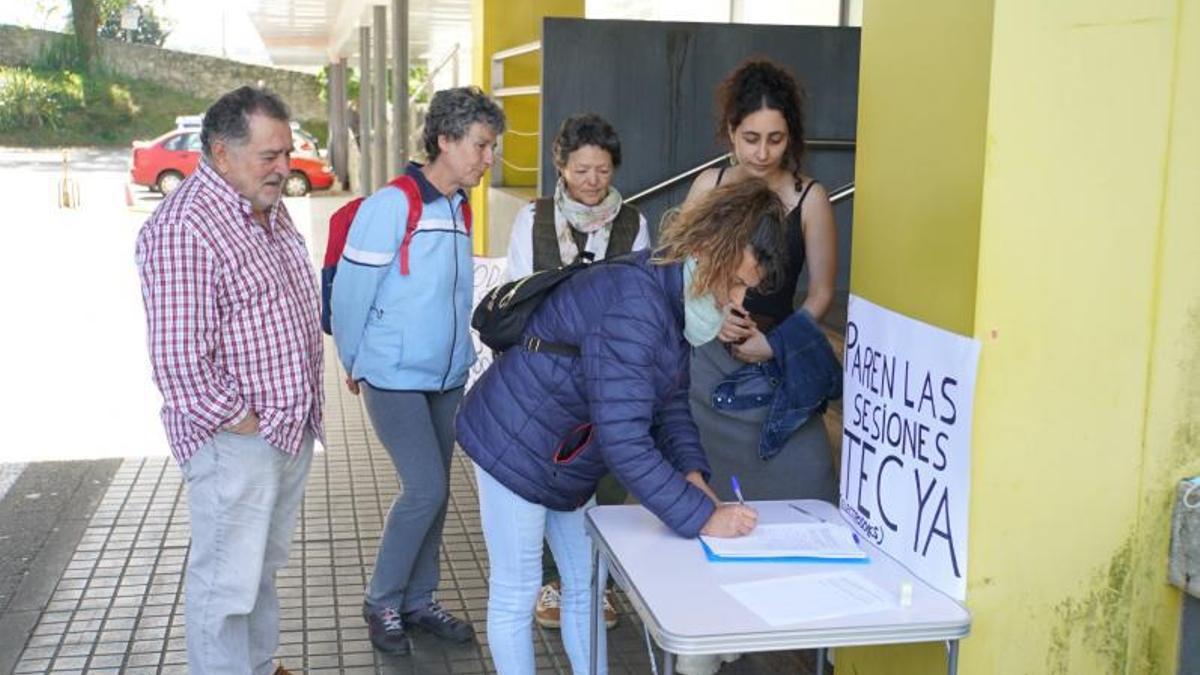 Firmas en la mesa de Conxo contra la terapia TEC de Iván