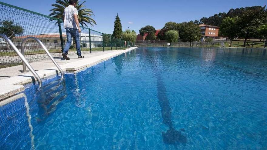 La piscina tenía ayer, día de cierre por mantenimiento, el nivel apropiado. // Bernabé/Cris M.V.