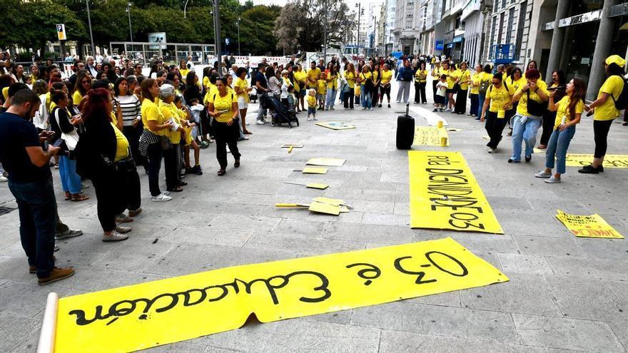 Una marea amarilla de educadoras infantiles reclama mejores condiciones en A Coruña