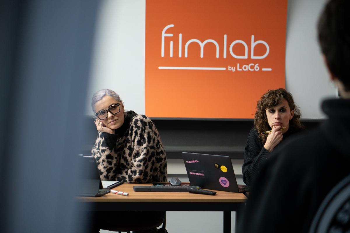 Cris Urgel y Eva Moreno, de &quot;Not Alone&quot;, en una clase en la sede de Sodeco en Mieres. | Álvaro Fuente