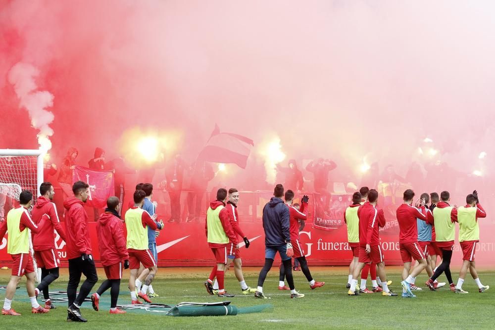 Último entrenamiento del Sporting, en El Molinón, antes del derbi.