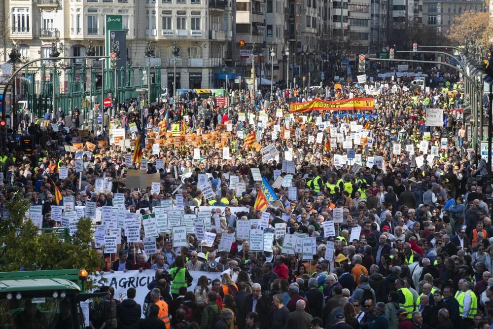 FOTOS: La tractorada de los agricultores toma València