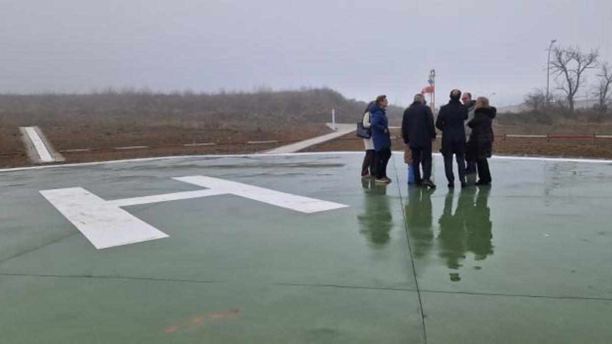 El consejero de Sanidad, José Luis Bancalero, en la helisuperficie de Jaca, este jueves.