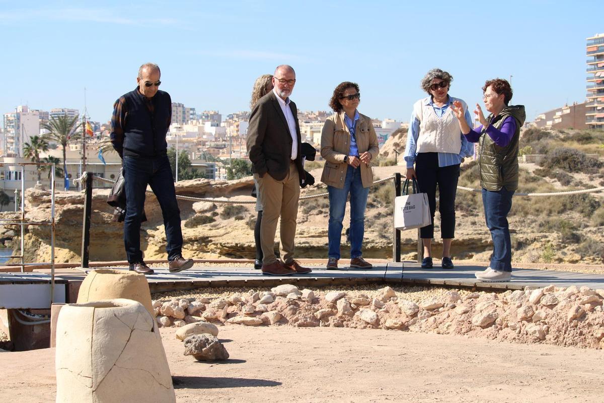 Visita de las autoridades a la Illeta dels Banyets.