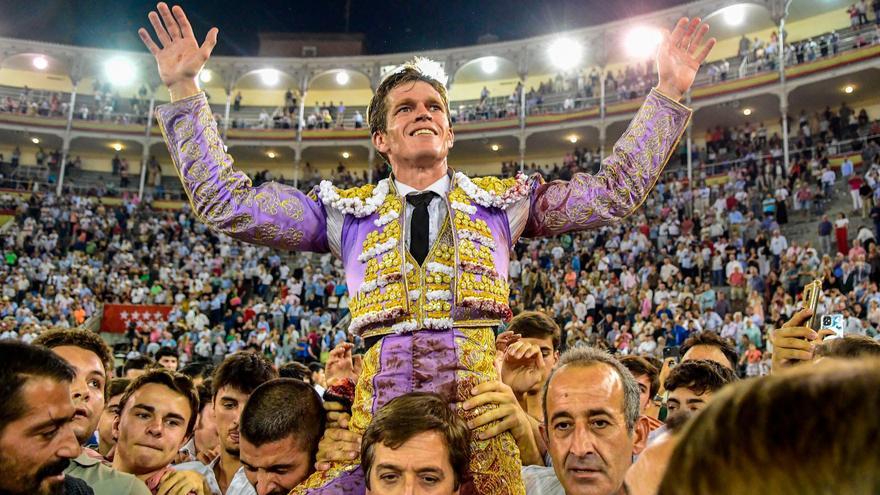 La salida a hombros por la puerta grande de Las Ventas fue apoteósica. / Foto: Plaza 1