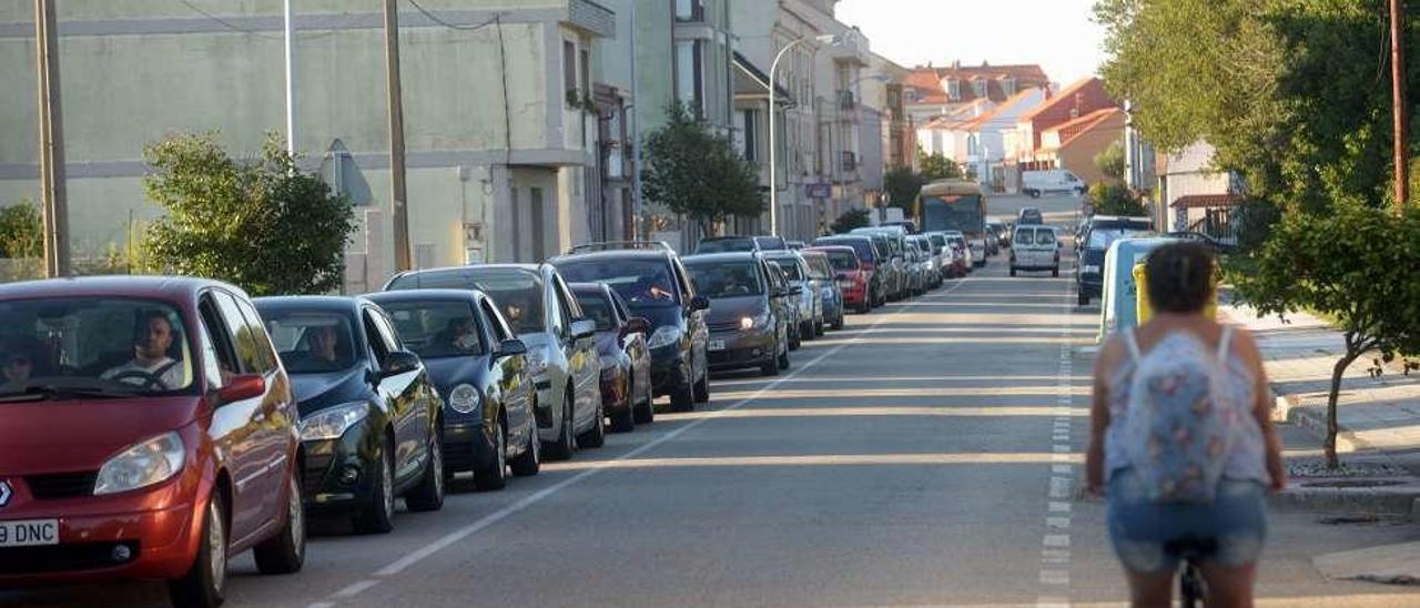 Un atasco casi permanente en los principales accesos a playas y fiestas