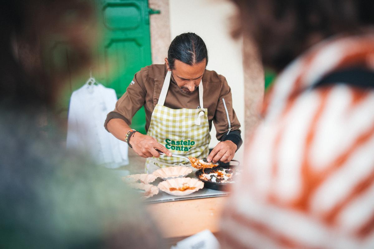 Kike Piñeiro (A Horta do Obradoiro) preparando os seus petiscos nos vermús do Castelo Conta 2025