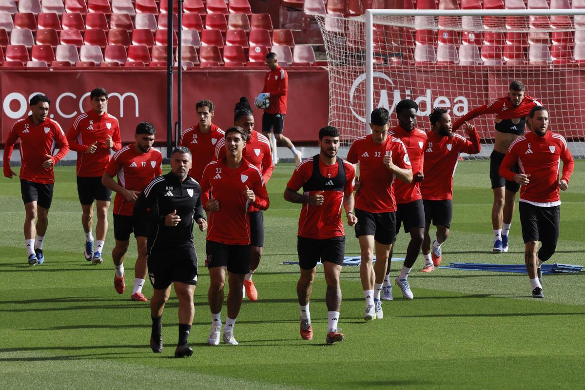 Archivo. Los jugadores del Sevilla durante un entrenamiento en esta semana.