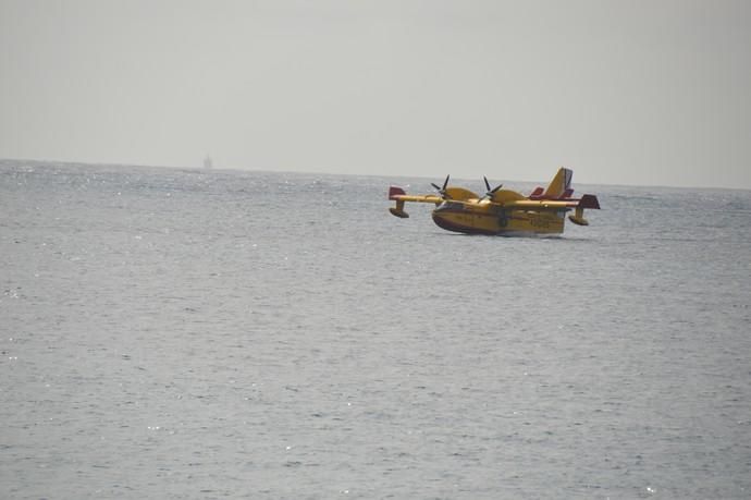 Los hidroaviones cargan agua en el Puerto de Las Palmas - Incendio Gran Canaria 2019