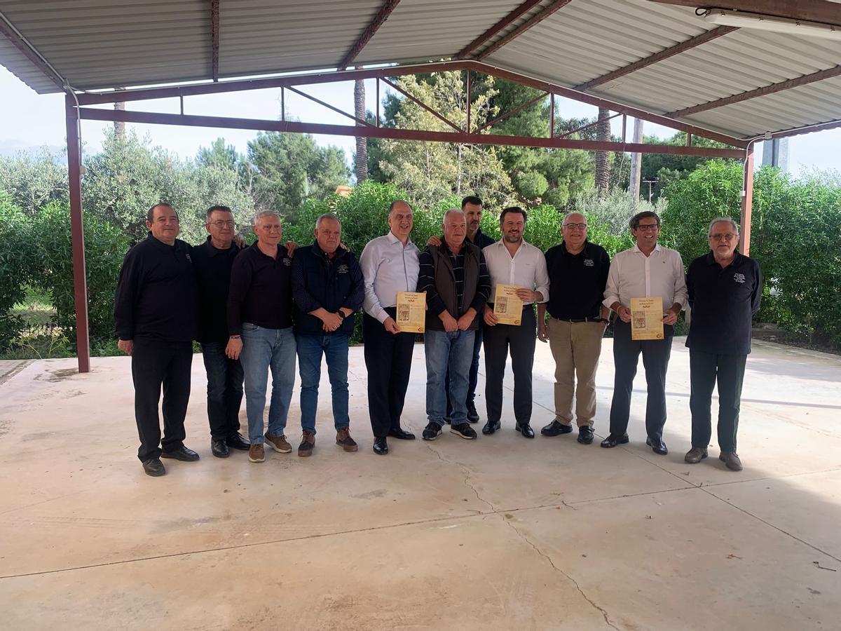 Los miembros de la sociedad gastronómica obsequiaron con un recuerdo a los invitados