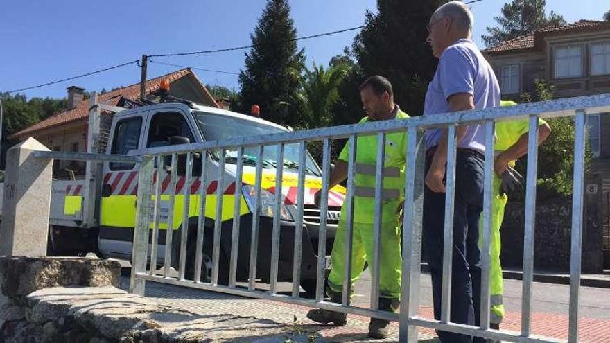 Canda supervisa la instalación de la barandilla de seguridad. // Faro