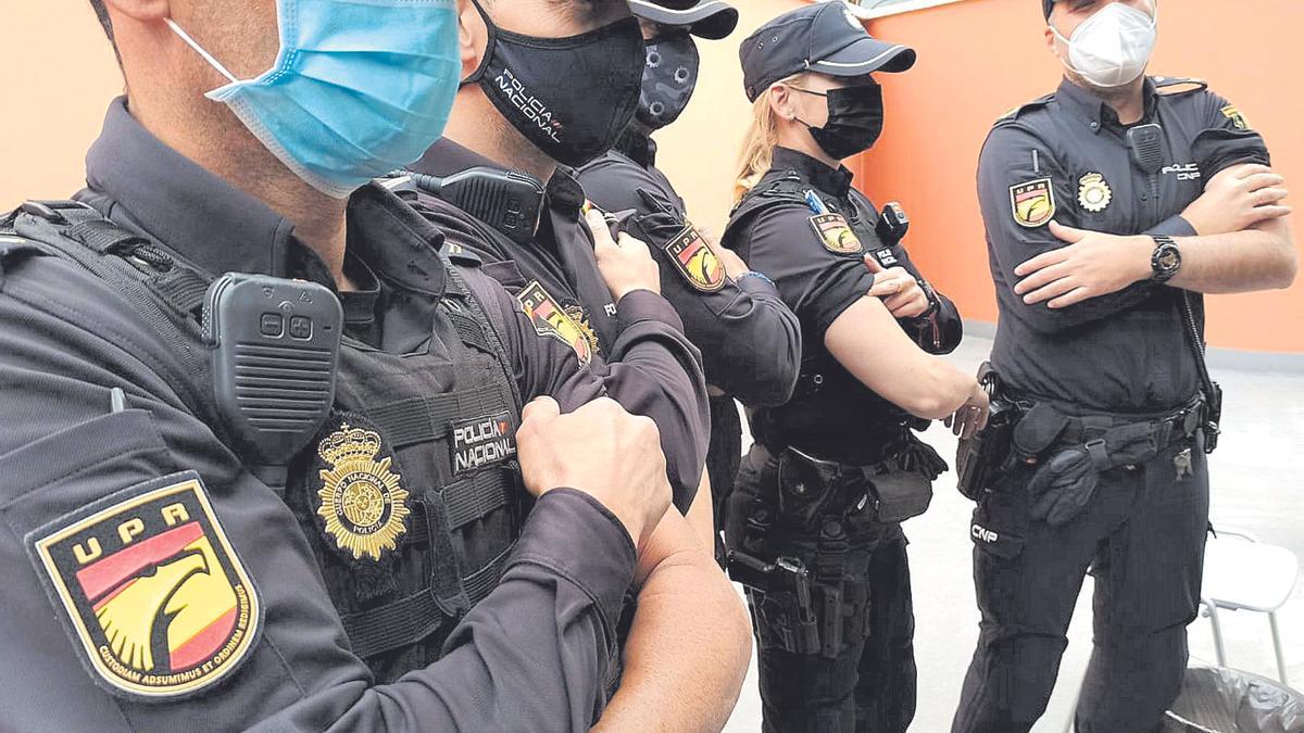 Los policías reciben la primera dosis de la vacuna