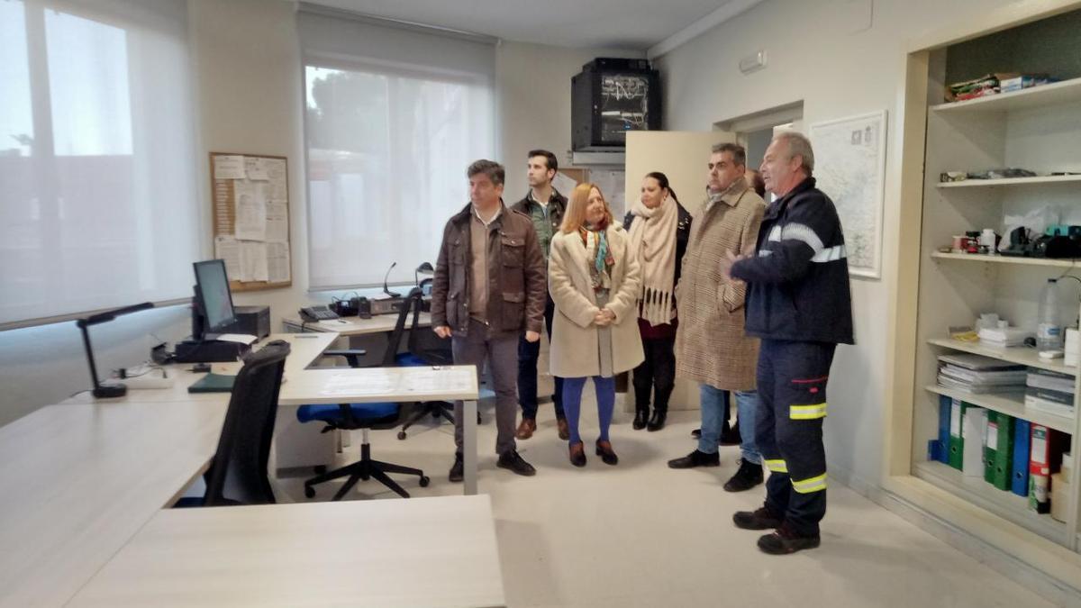 Rafael Llamas, acompañado de la alcaldesa, en la sala de operaciones del parque de bomberos de Palma del Río.