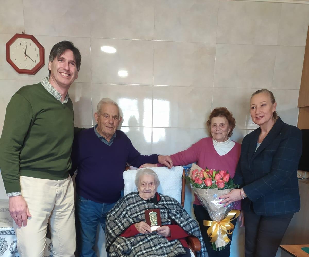 El alcalde de Vedra, Carlos Martínez, izquierda, con Carmen Silva y sus familiares.