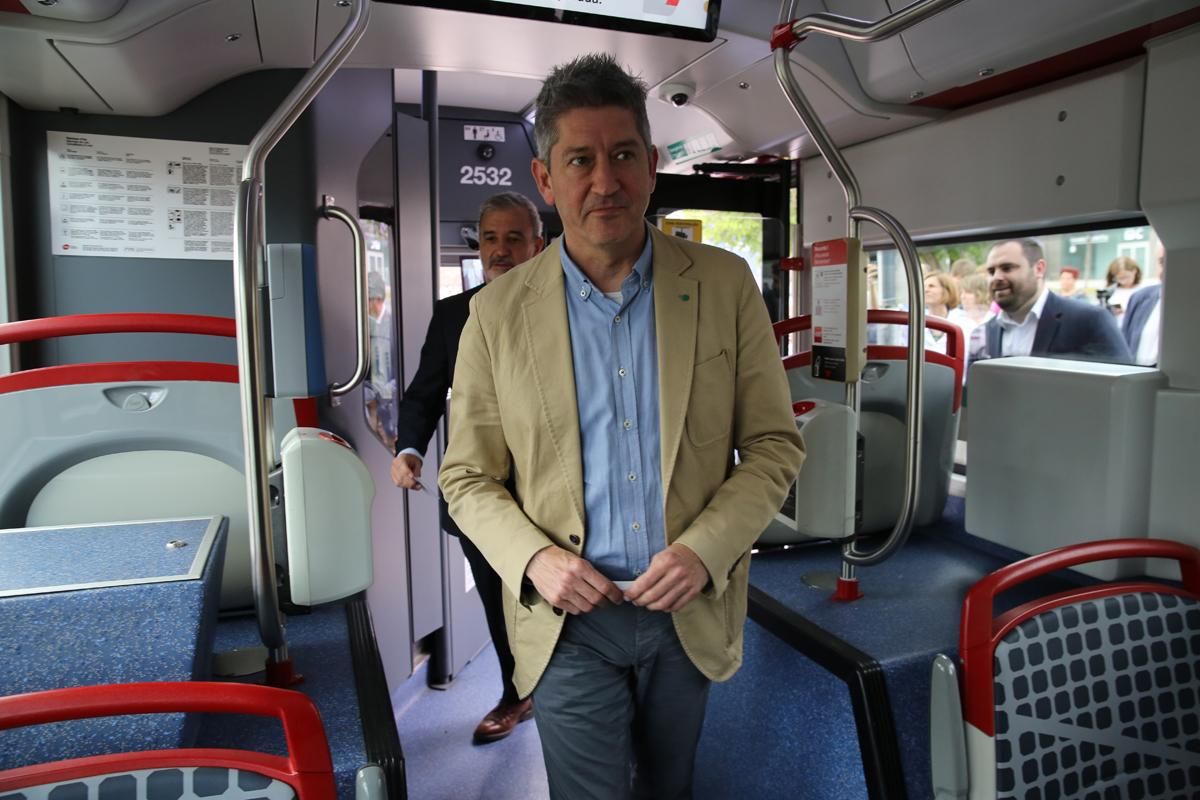 Presentación del bus X3, que conecta Barcelona y LHospitalet de forma más directa