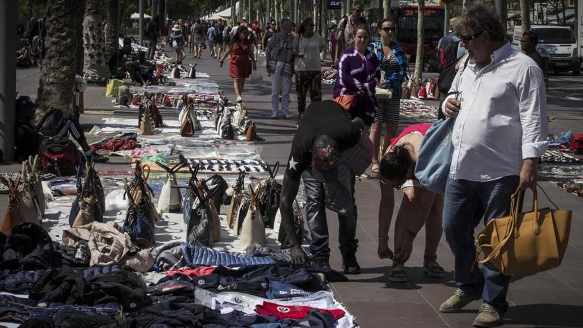 icoy34496175 barcelona 28 06 2016   manteros en el passeig de joan de bor160628180652