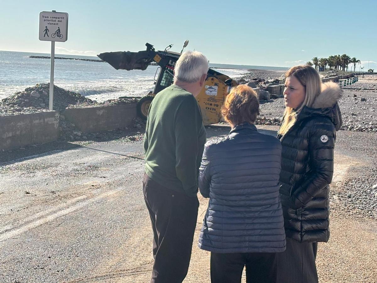 Limpieza de la playa de Almassora tras el paso de la borrasca Harry.