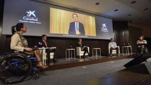 Teresa Perales (derecha) y otros deportistas paralímpicos en la charla de este jueves organizada por CaixaBank.