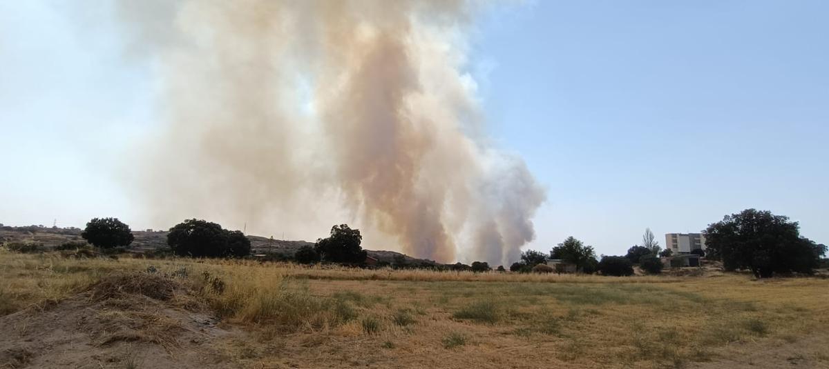 GALERÍA | Un incendio forestal amenaza Fermoselle