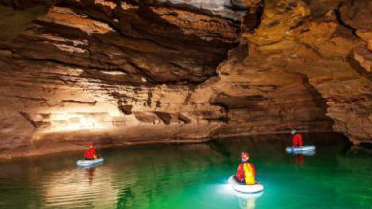 Tres españoles pasan una noche encerrados en la gruta francesa de Padirac