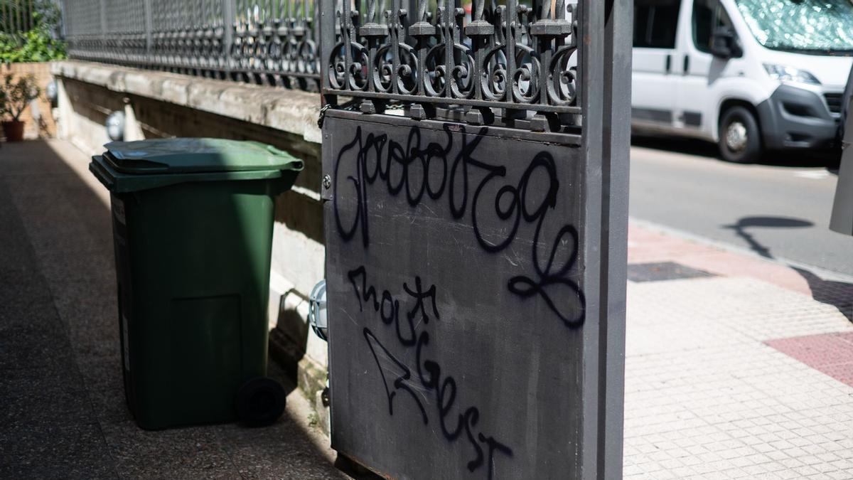 El Salud limpiará los grafitis y pintadas de varios centros sanitarios del sector II