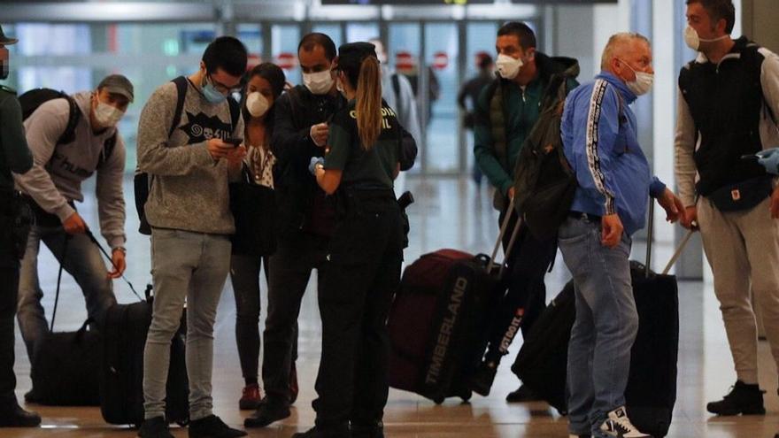 Aparecen más casos de ómicron en Europa y España refuerza el control aeroportuario