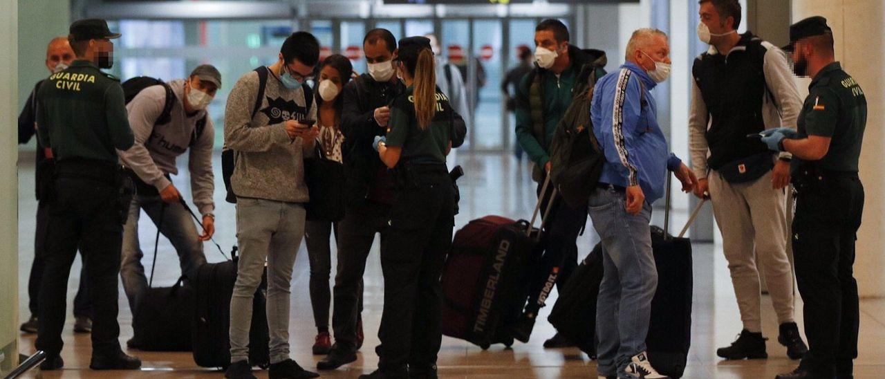 Viajeros en el aeropuerto del Prat.