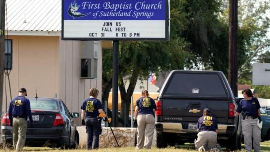 Agents de l&#039;FBI busquen proves a l&#039;exterior de l&#039;església atacada.