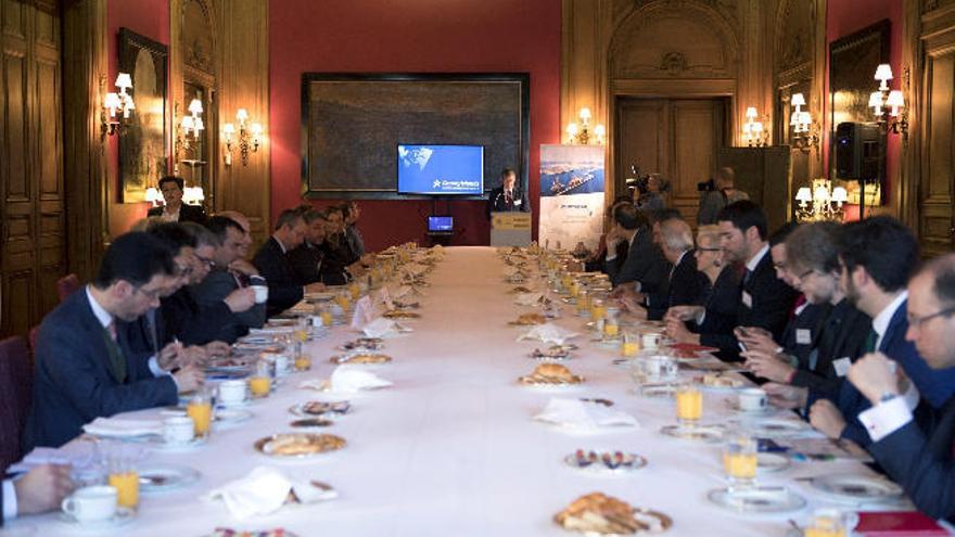 El presidente Clavijo, al fondo, durante el desayuno de trabajo celebrado ayer en la Embajada de España en Londres.