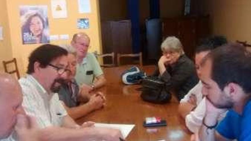 Asistentes a la reunión celebrada ayer en la sede de Somos Llanera.