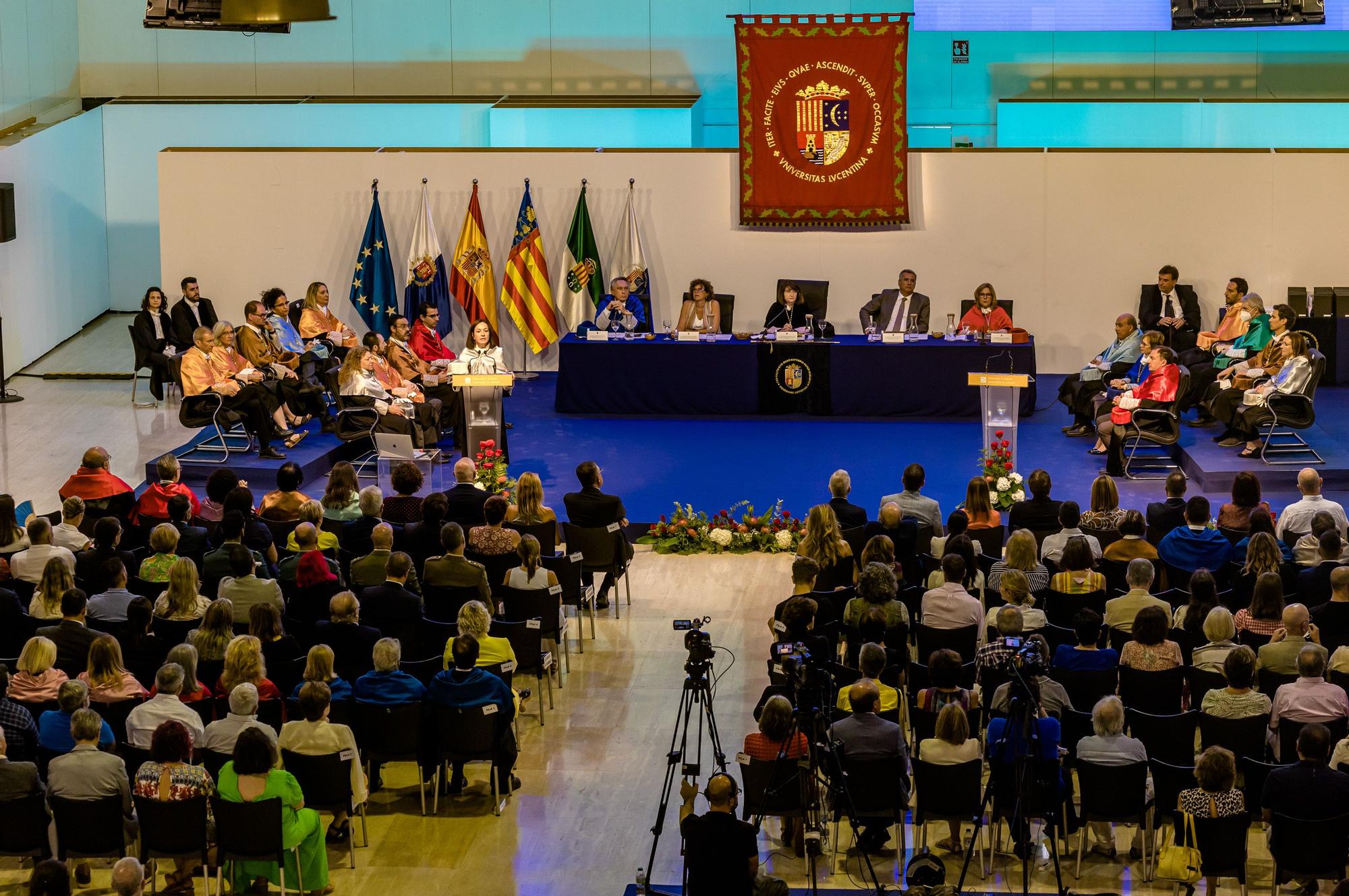 Amparo Navarro reivindica la "escuela de negocios" de la UA en la apertura del curso