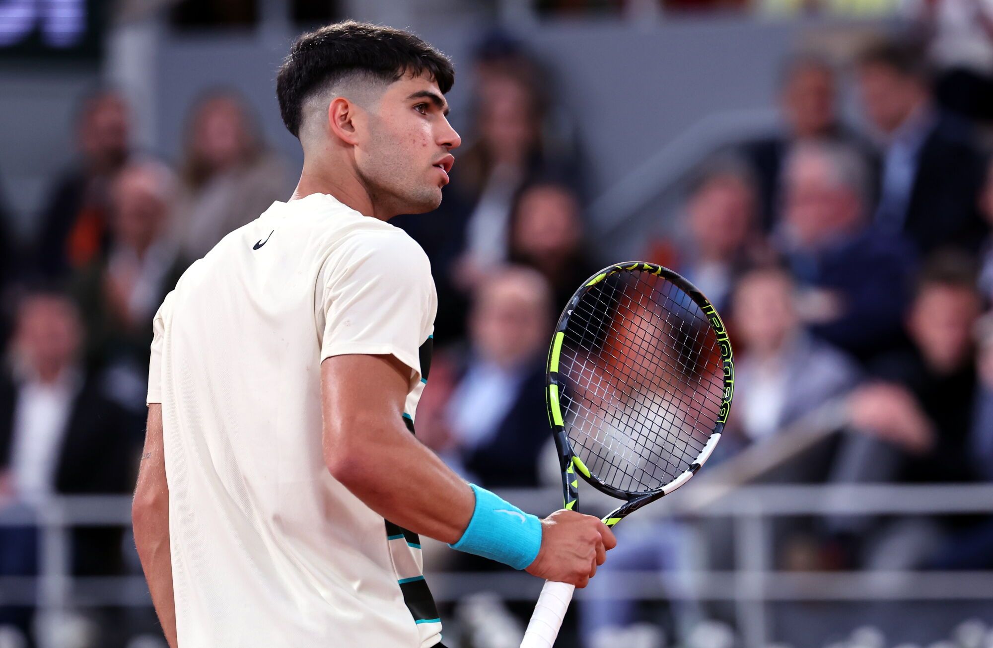 PARIS (France), 28/05/2025.- Carlos Alcaraz of Spain reacts during his Men's 2nd round match against Fabian Marozsan of Hungary at the French Open Grand Slam tennis tournament at Roland Garros in Paris, France, 28 May 2025. (Tenis, Abierto, Francia, Hungría, España) EFE/EPA/CHRISTOPHE PETIT TESSON