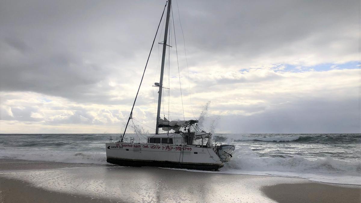 Vara en la playa de Area Maior de Muros un velero cuyo tripulante naufragó en la costa de Estados Unidos