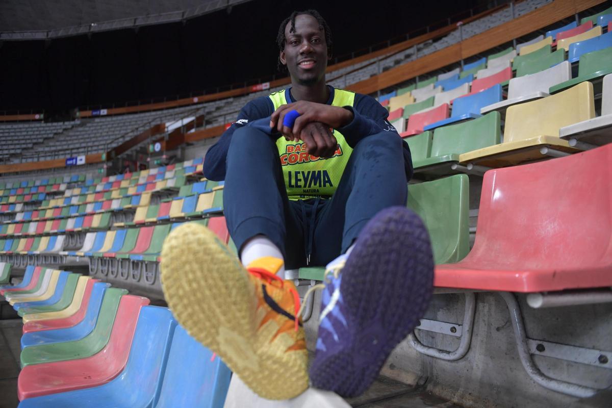 Abdou Thiam posa con botas de diferentes colores en las gradas del Coliseum.