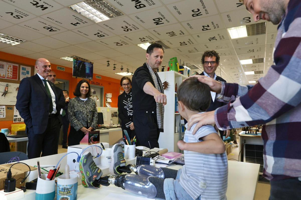 Hugh Herr saluda a Mael