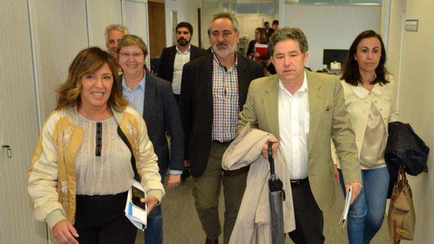 Beatriz Mato, Rosa Quintana, Cores Tourís, Miguel Fernández Lores y María Ramallo se dirigen a la reunión. // Gustavo Santos