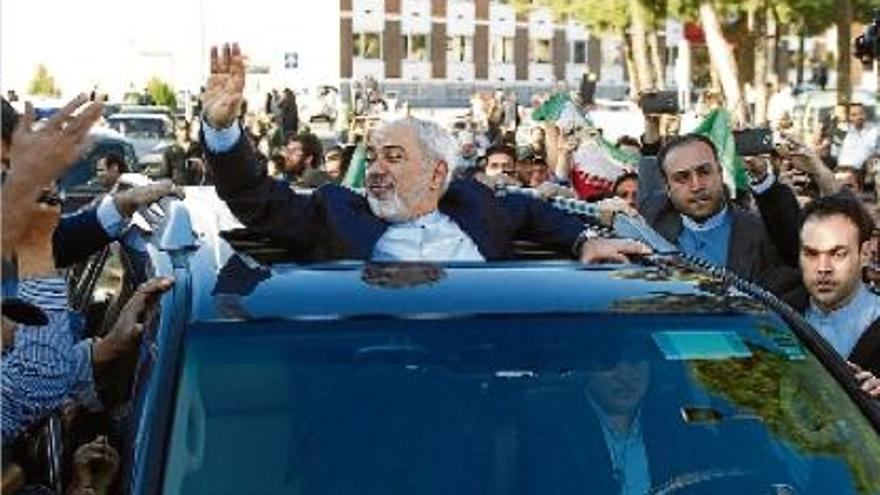 El ministre iranià d&#039;Exteriors, Mohammad Yavad Zarif, saluda els seus simpatitzants a Teheran