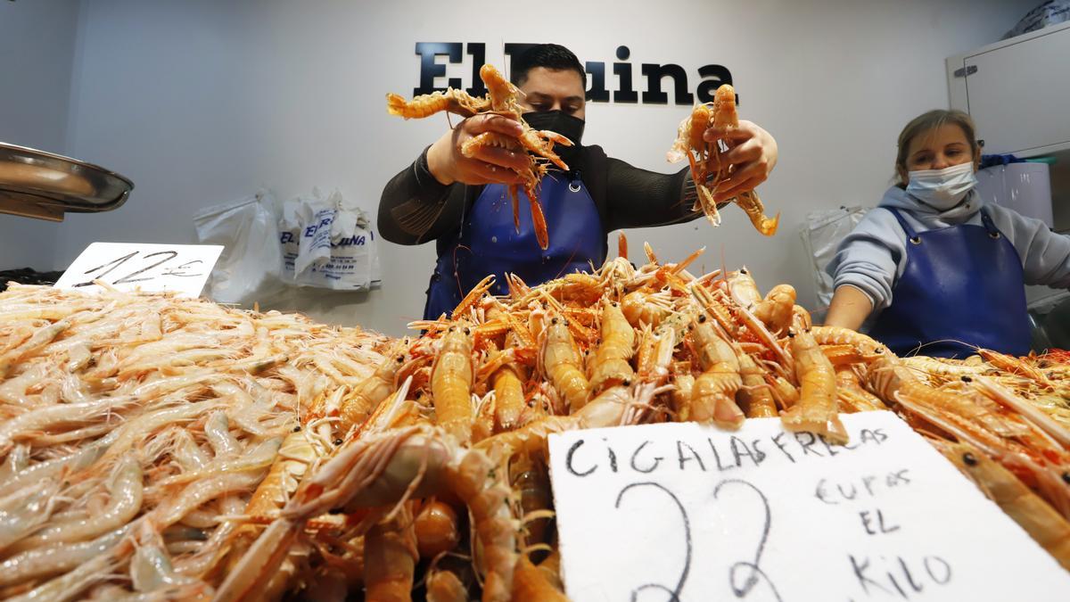 Clientes realizan las compras en el Mercado de Atarazanas de cara a la Navidad.