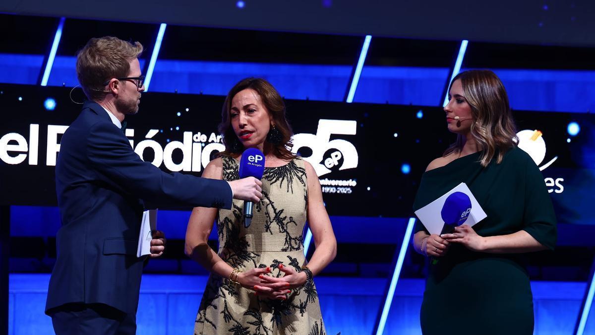 Los periodistas Jorge Heras y Laura Carnicero, este miércoles, junto a la alcaldesa Natalia Chueca.