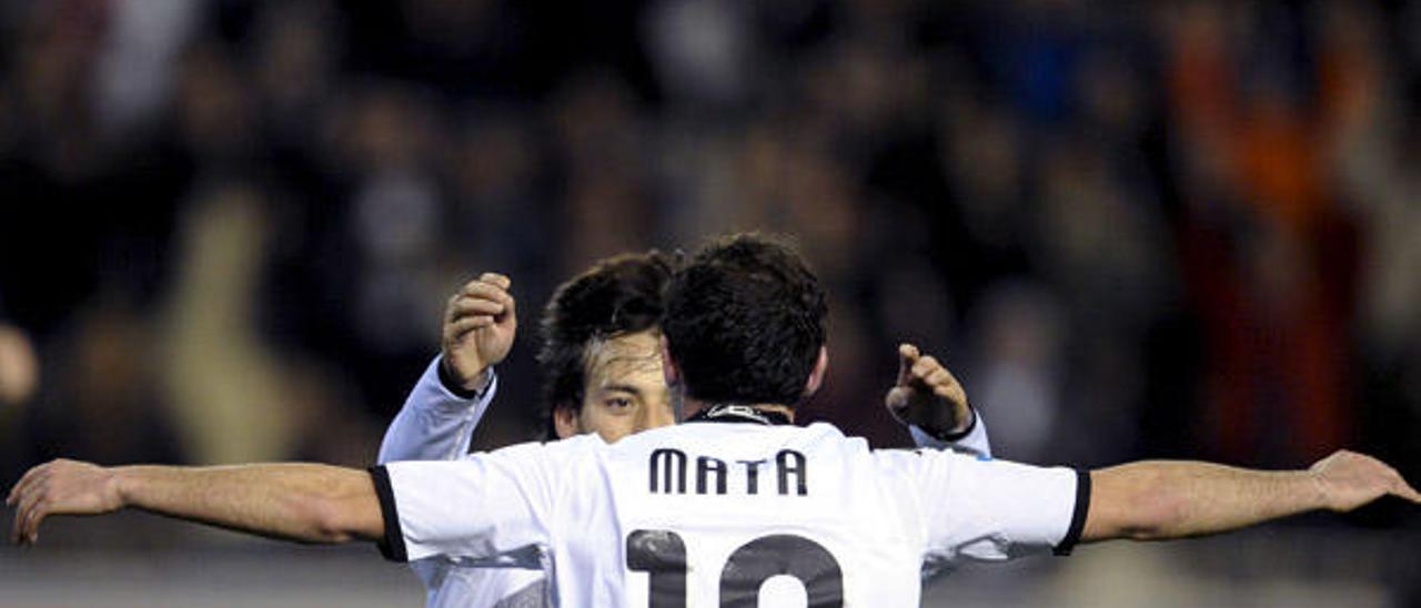 Juan Mata con el &quot;10&quot; del Valencia la espalda.