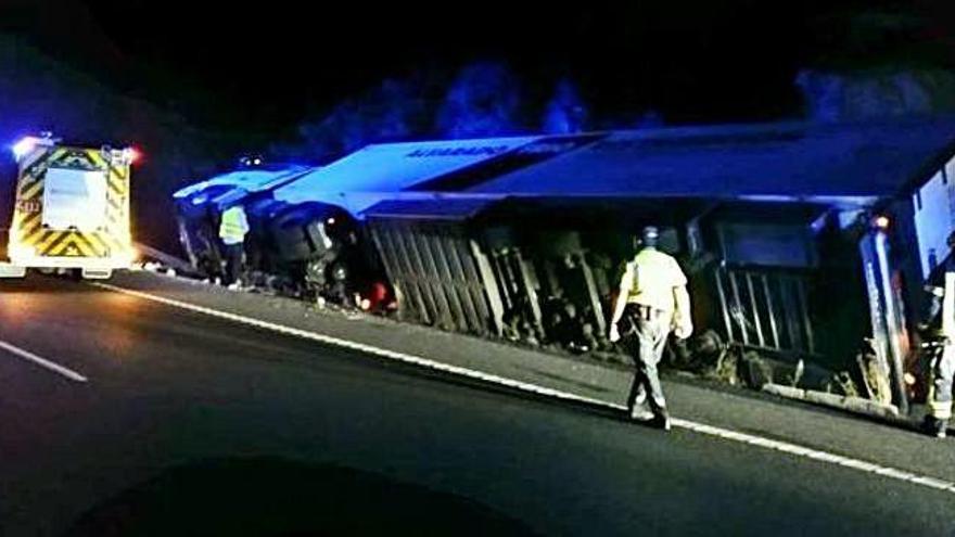 Ileso al volcar su tráiler en la A-52 en Ribadavia