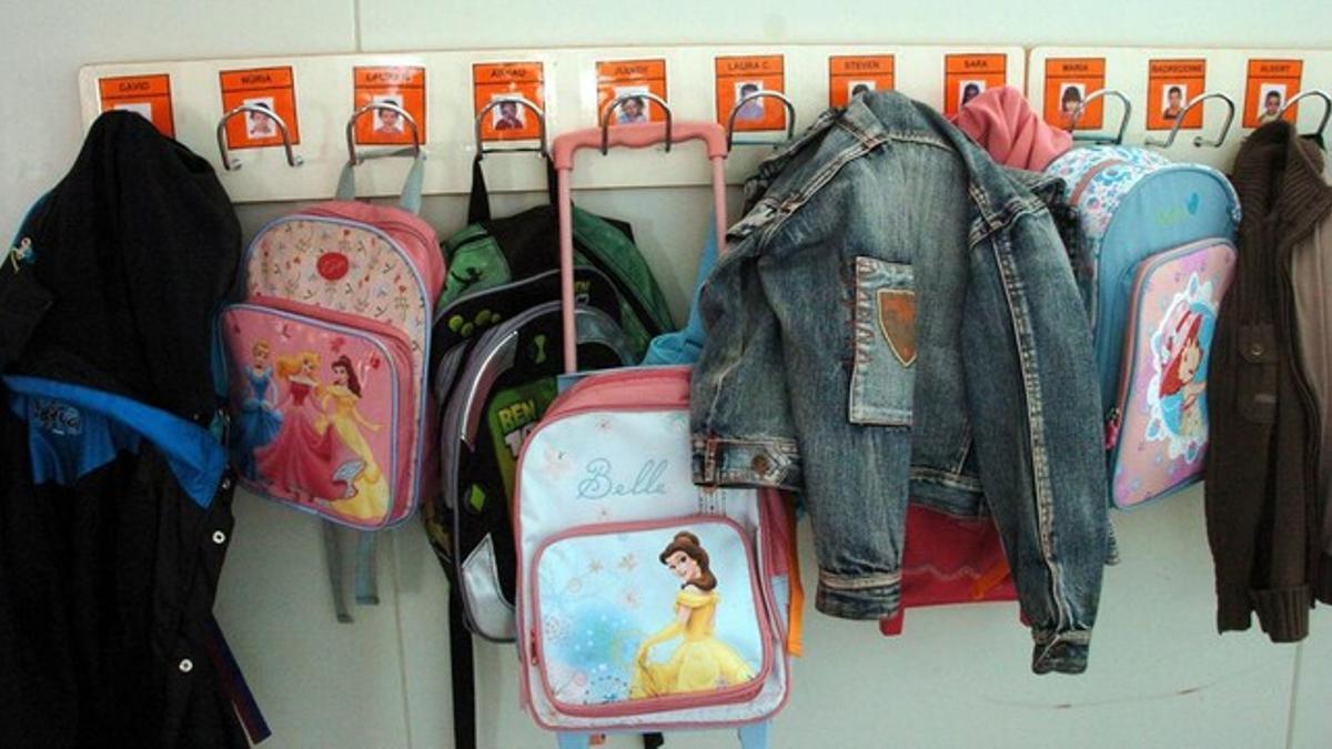 Ropa infantil en el perchero de un colegio.