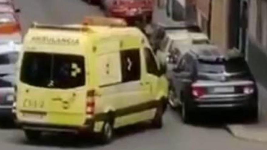 Una ambulancia en emergencias queda bloqueada por dos coches mal aparcados en Gran Canaria