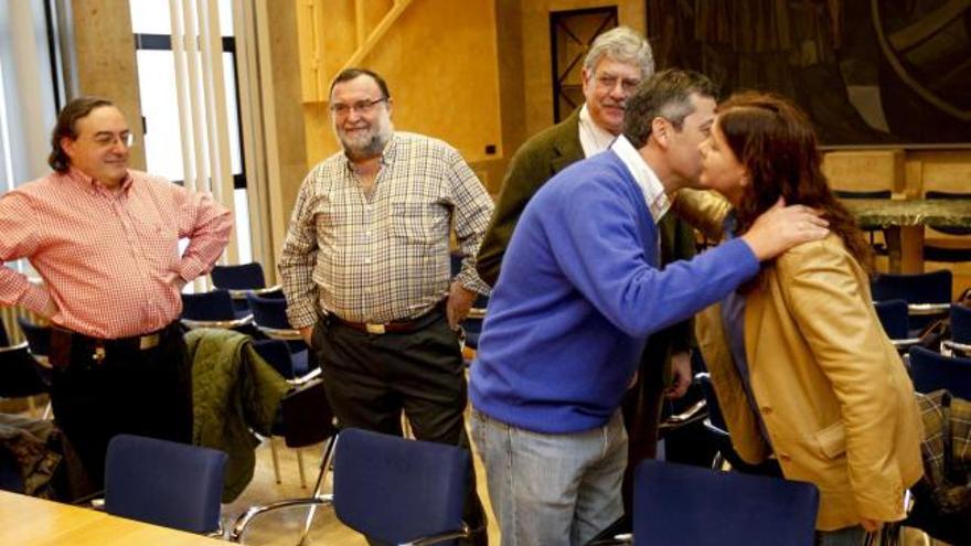 Los representantes del Sindicato Médico (SIMPA) saludan a la gerente del Sespa, al inicio de la reunión de ayer.