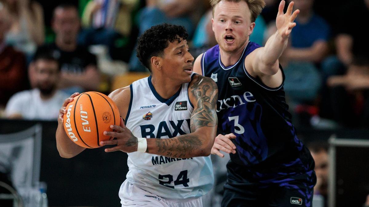 Eli Brooks, durant un partit a la pista del Bilbao