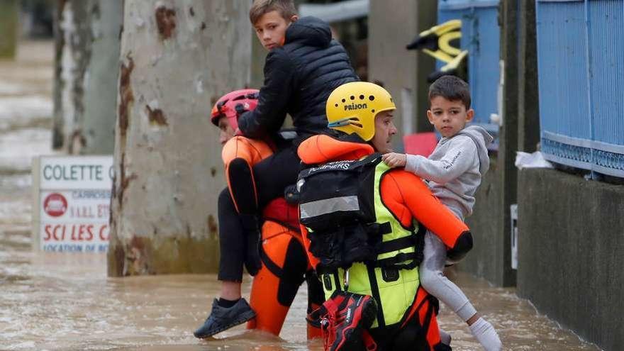 Bomberos en las operaciones de rescate por las inundaciones en Trebes (Francia). // G. Horcajuelo